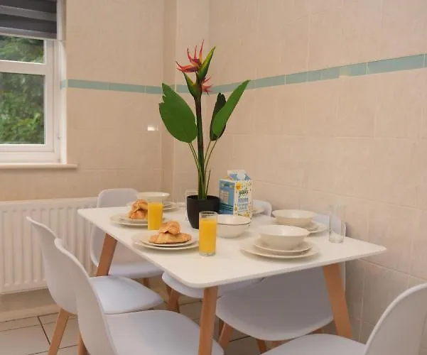 Casa de Férias Gorgeous 3 Bed House In Bristol