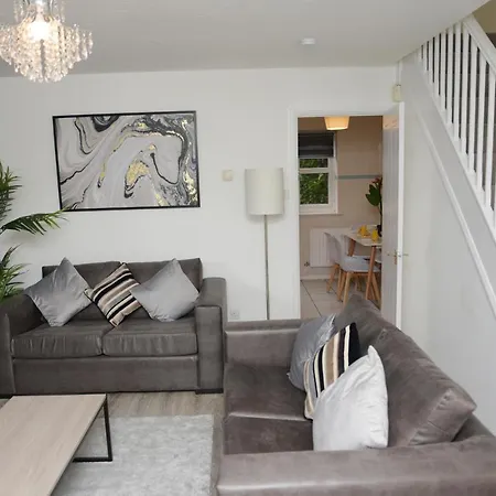 Gorgeous 3 Bed House In בית נופש *