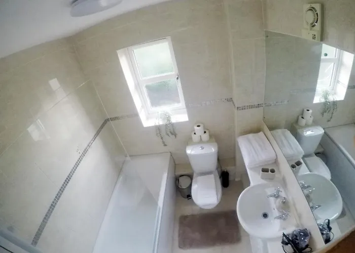 Gorgeous 3 Bed House In בית נופש בריסטול