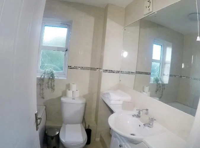 Gorgeous 3 Bed House In בית נופש *